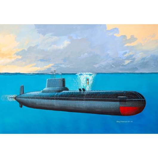 REVELL 1:400 Soviet Submarine TYPHOON CLASS (05138)